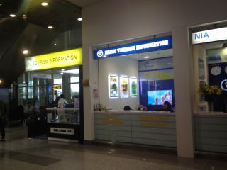 東南アジアの街で観光に関する情報を得る