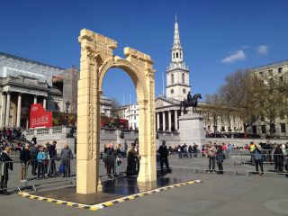 ISILの破壊行為には負けないぞ！　パルミラ遺跡の門を再生！