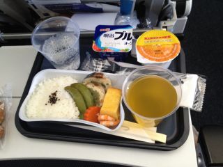 海外旅行ビギナーのためにーー いまさら人に聞けない「機内での過ごし方」