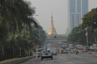 雨季のヤンゴンで、映画を楽しむ