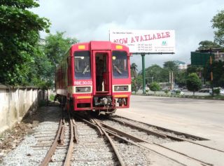 ヤンゴンのダウンタウンの端っこをゆったり走る臨港線