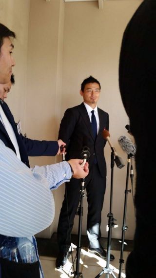 レッズ・五郎丸、チームのロゴ入り新調スーツで領事館レセプションに登場＝＝Brisbane Calling (1)