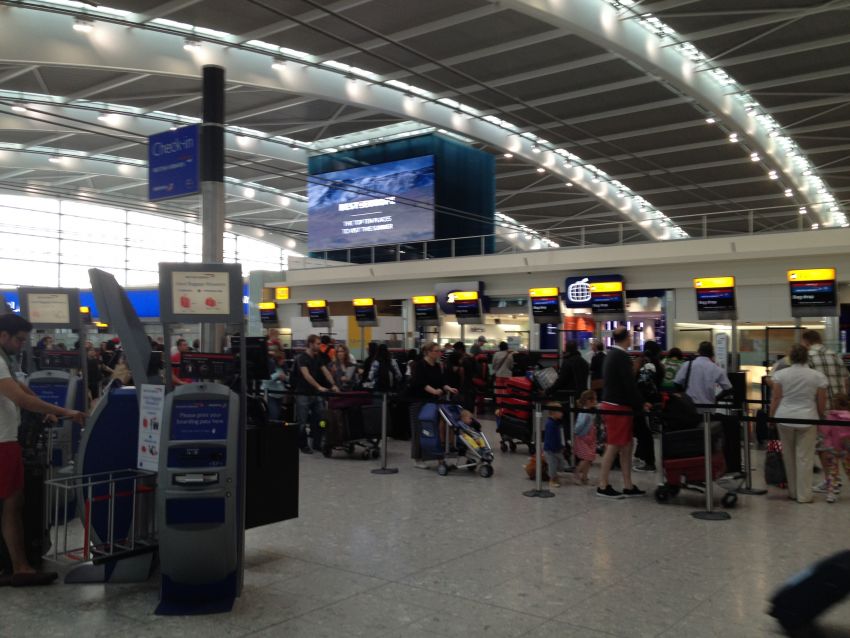 外国へ行くための航空券を準備する