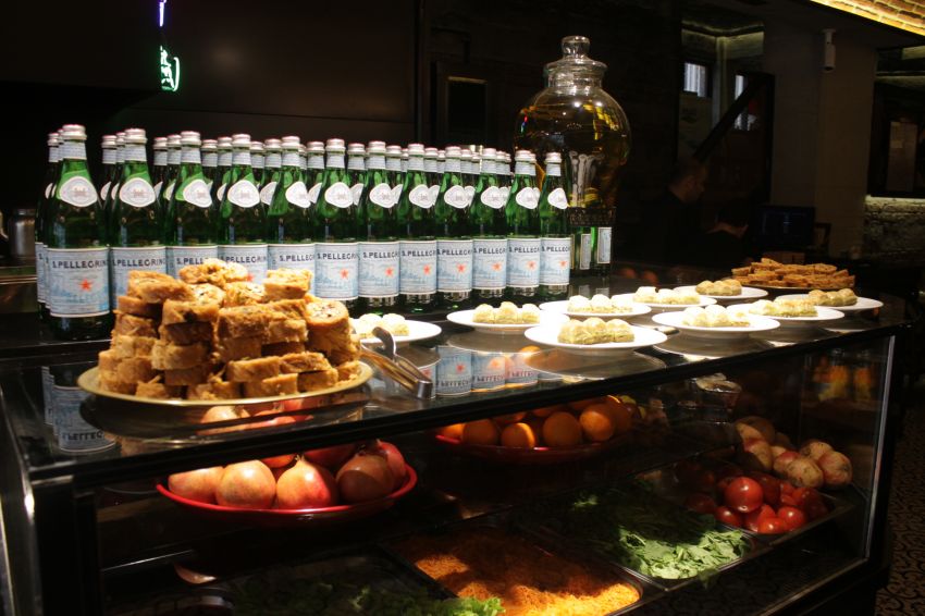 海外滞在中の食事場所を選ぶ