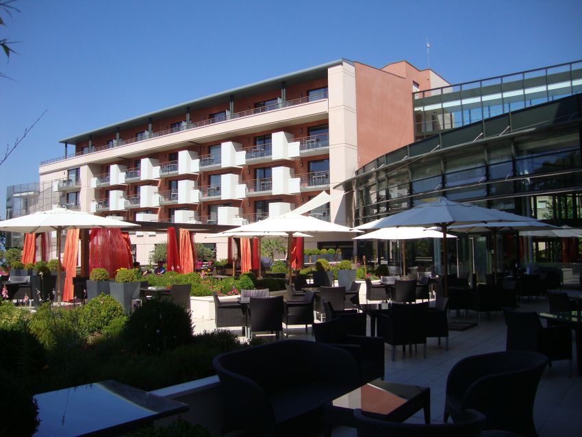 海外の街で泊まるホテルを探す