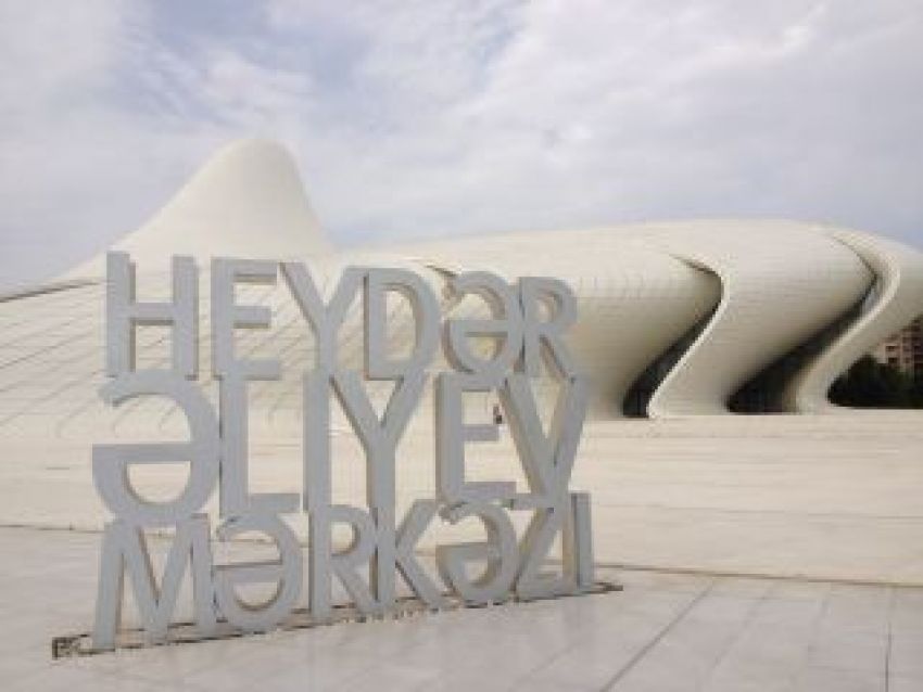 バクーにもある「ザハさん」作品【アゼルバイジャンを行く／４】