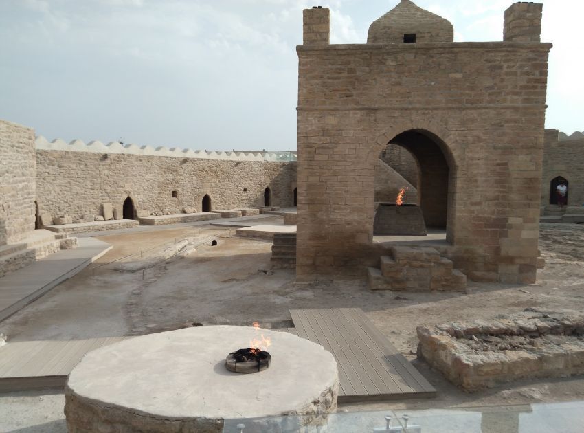 バクー市内からちょっと足をのばして、拝火教寺院へ【アゼルバイジャンを行く／６】